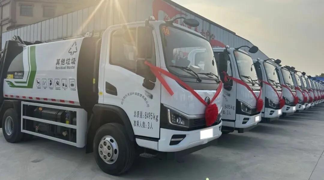 宇通重工旗下宇通環衛8噸壓縮式垃圾車批量交付河池! 宇通重工旗下宇通環衛8噸壓縮式垃圾車批量交付河池!