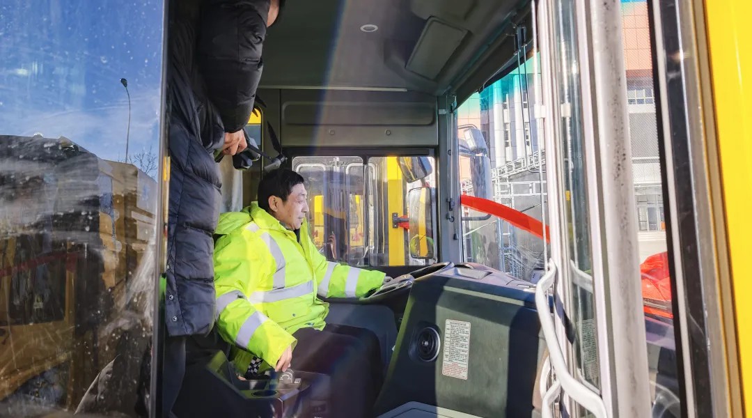 宇通純電動高速掃路車批量交付天津，助力綠色養護升級！