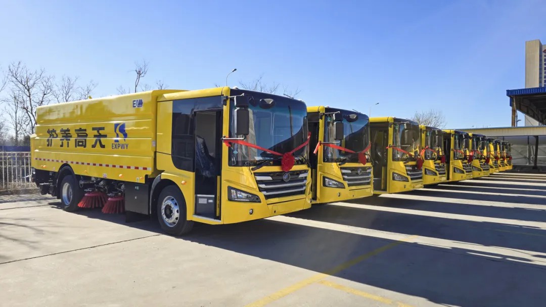 宇通純電動高速掃路車批量交付天津，助力綠色養護升級！