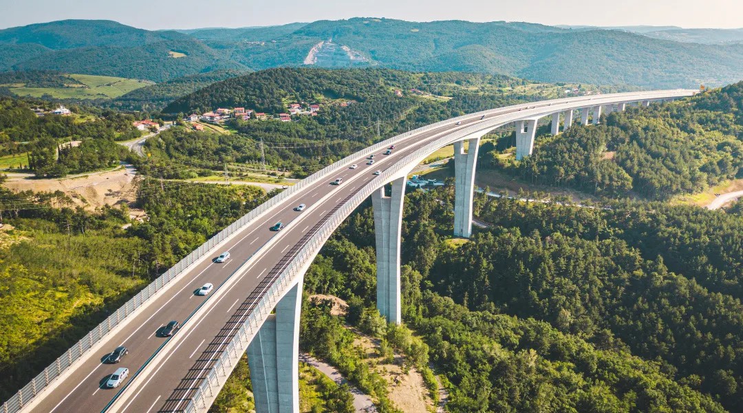 宇通純電動高速掃路車批量交付天津，助力綠色養護升級！