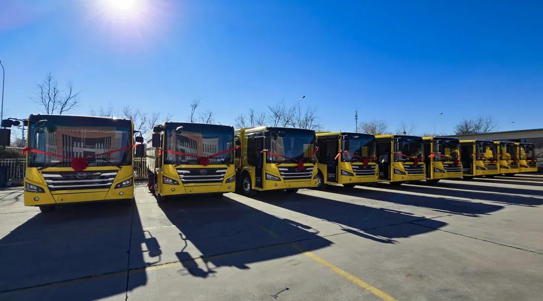 宇通純電動高速掃路車批量交付天津，助力綠色養護升級！