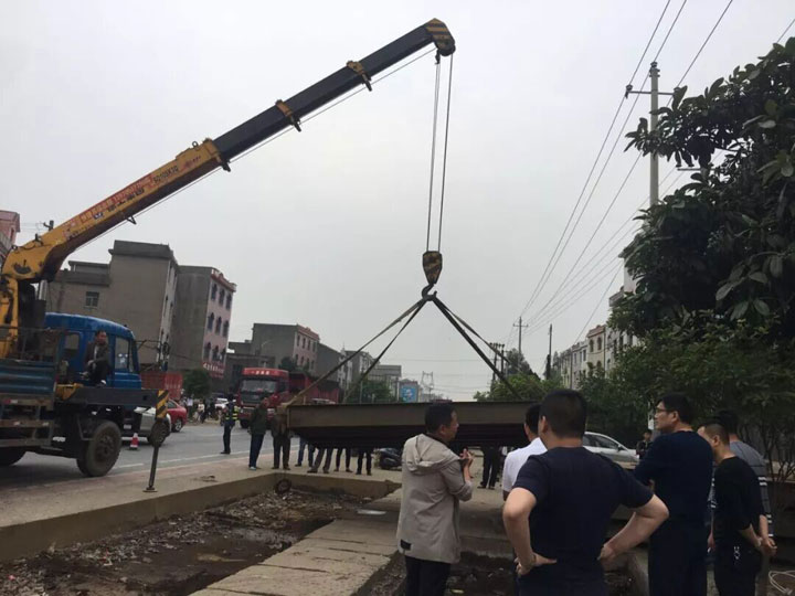 河州105國道旁3家地磅被湖南河洲街辦聯(lián)合市公路局依法撤除